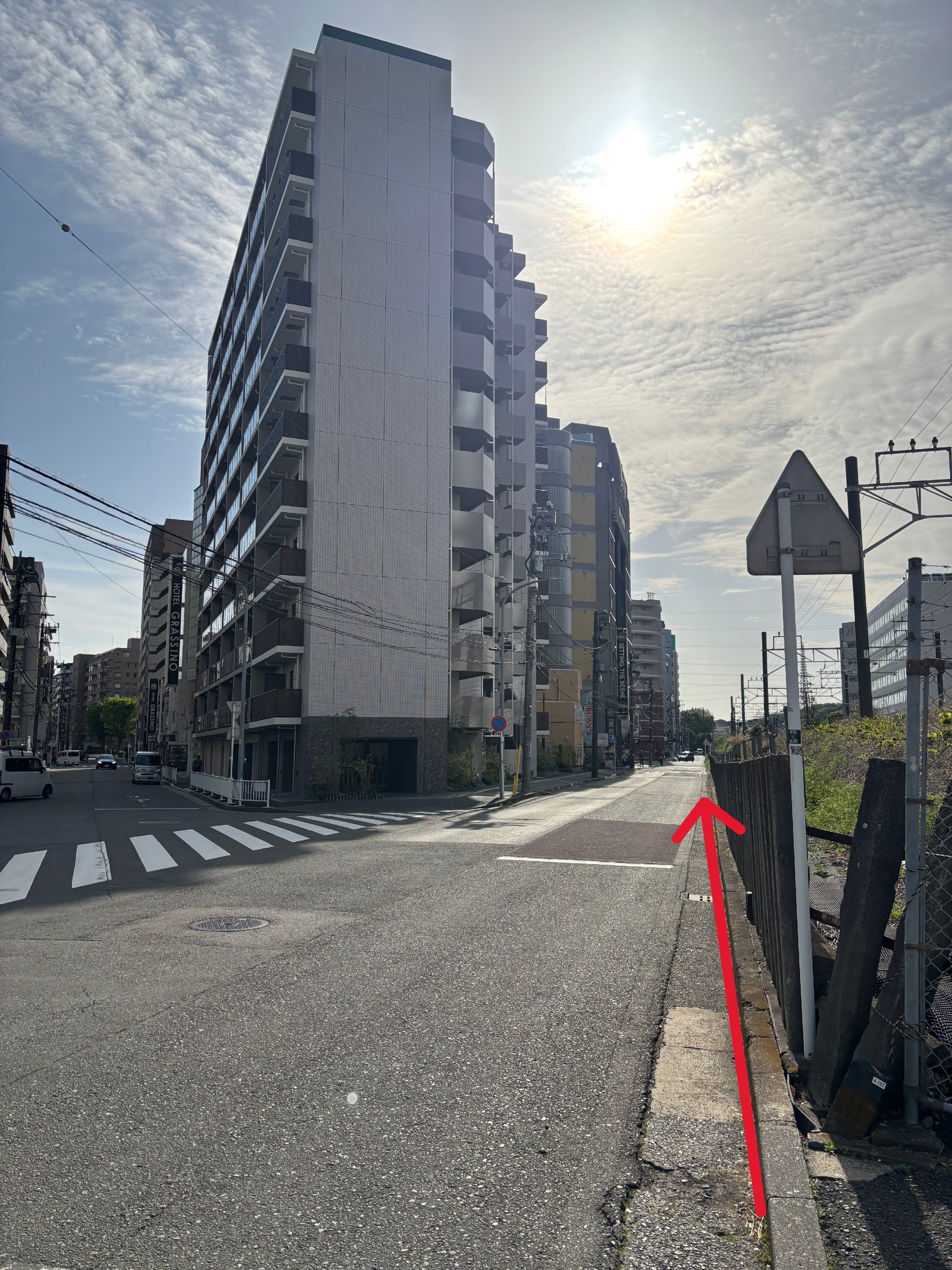 二股は線路沿いに直進